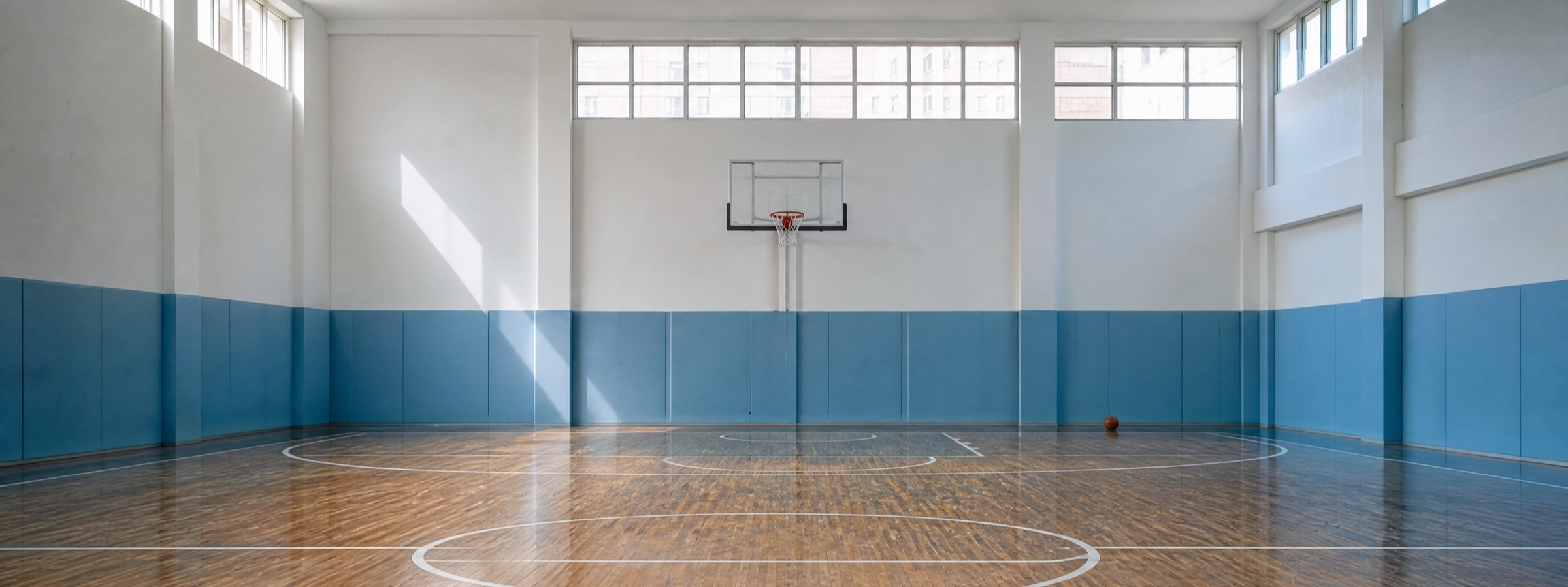 Bakımlı kapalı basketbol salonu, taze çizilmiş saha çizgileri