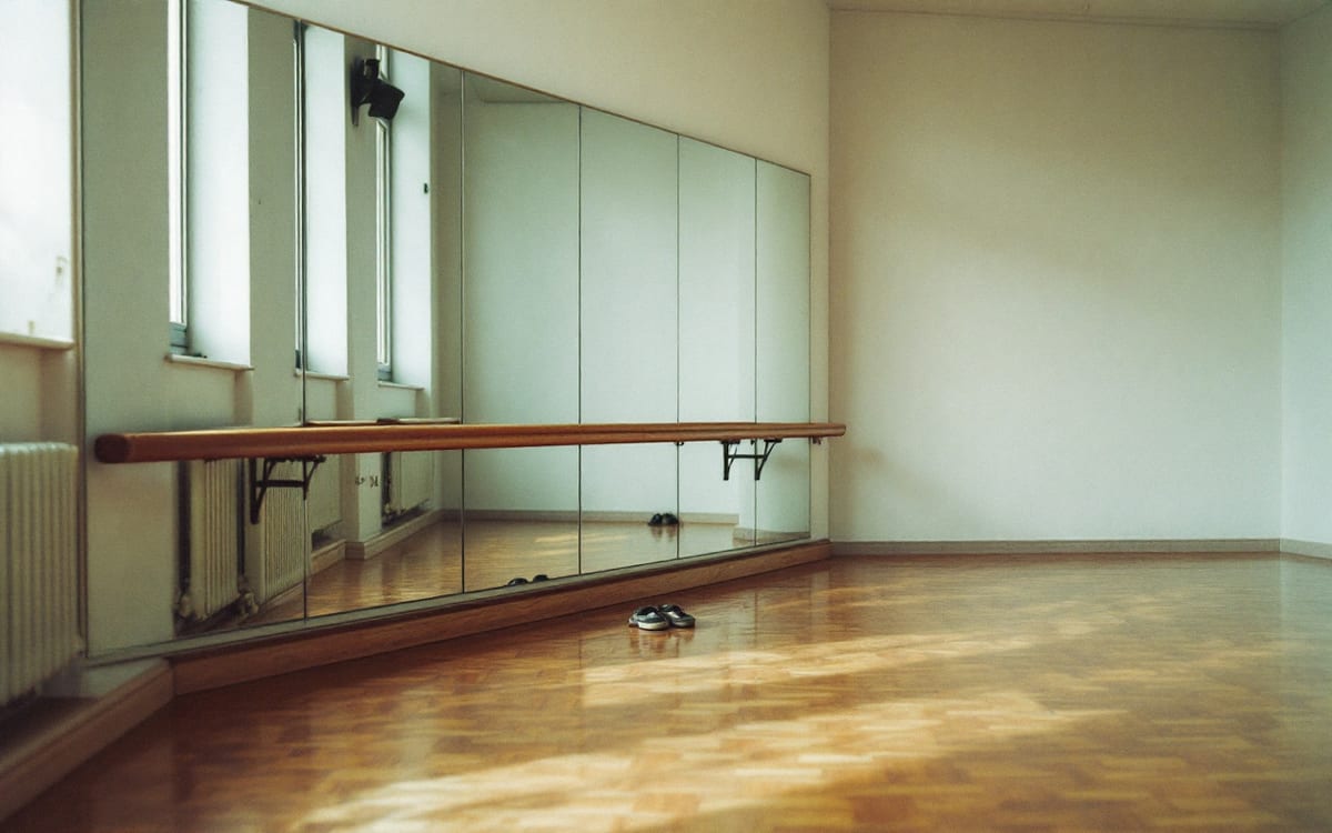Dans stüdyosunda ayna duvarı, bar ve parke zemin